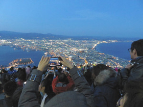 函館山からの夜景。展望台は観光客でにぎわう