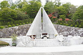 日航機事故の犠牲者を悼む慰霊塔＝いずれも群馬県上野村で