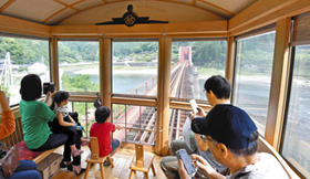 球磨川を渡る「ＳＬ人吉」。展望車から大パノラマが楽しめる＝熊本県八代市で