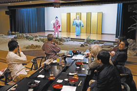 琉球舞踊を見ながら食事ができる「四つ竹」＝同県那覇市で
