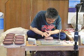 焼き物を製作する職人＝同県日置市の沈寿官窯で