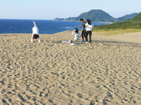 鳥取砂丘でＳＮＳ映えをねらって撮影する外国人観光客