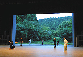 裏山の緑を借景にした能登演劇堂で、当地で暮らした体験をもとにした舞台作品を構想する日本大芸術学部演劇学科の学生たち