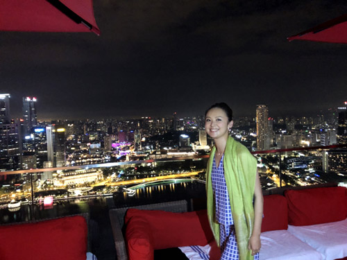 こちらはマリーナベイサンズのバー。宿泊者以外も利用できるので観光客に人気のスポットです。地上200ｍの57階から見下ろす“これぞシンガポール！”な夜景。