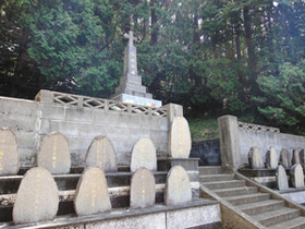 潜伏キリシタン弾圧で亡くなった４２人の墓が並ぶ＝長崎県五島市で
