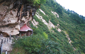 断崖絶壁に立つ地蔵倉は、縁結びの神様としても知られる＝いずれも山形県大蔵村で