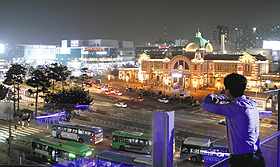 ソウル路７０１７から見える赤れんがの旧ソウル駅（右）と新駅（左）