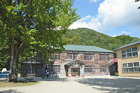 地域の交流や観光の拠点として利用されている旧喰丸小の廃校舎。左にイチョウ、右に蕎麦カフェ
