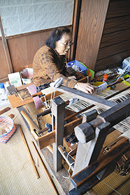 古い織機を使ってからむし織を織る五十嵐かよ子さん＝いずれも福島県昭和村で