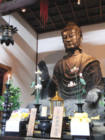 飛鳥寺に鎮座する日本最古の仏像。その大きさから飛鳥大仏と呼ばれる＝奈良県明日香村で