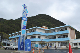 小学校の旧校舎を改修した高知県室戸市の「むろと廃校水族館」。体育館を除き、全ての施設が水族館として活用されている