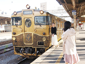 出発直前の人気観光列車「或る列車」＝長崎市の長崎駅で