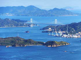 しまなみ海道の橋から瀬戸内海の島々、遠く四国まで見える＝広島県三原市の竜王山で