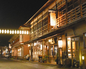 レトロな雰囲気が漂う温泉街の夜＝いずれも奈良県天川村で