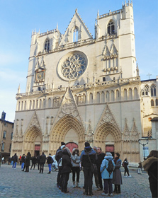 遠藤周作も見上げたであろうゴシック建築の傑作サンジャン大聖堂＝いずれもフランス・リヨン市で