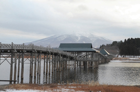 鶴の舞橋付近から岩木山を望む。橋の向こうには３月の完成を目指して、観光物産館の整備が進んでいる＝青森県鶴田町で