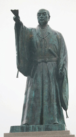 成政に反旗を翻した豪族・隈部親永の銅像。地元では「郷土の誇り」として慕われている＝熊本県山鹿市のあんずの丘で