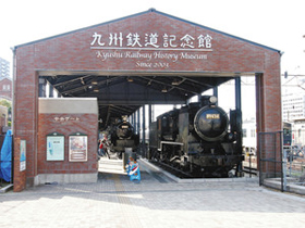 門司港駅のそぐそばにある九州鉄道記念館。かつて九州を走った蒸気機関車、電気機関車などが並ぶ＝いずれも北九州市門司区で