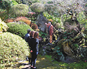 日本遺産に認定された武家屋敷群「麓」の天水氏庭園。自然の岩盤に海石を使って築かれている