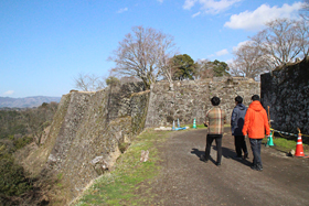 岡城跡には柵などがなく、高さ数十メートルの絶壁にも容易に近づける