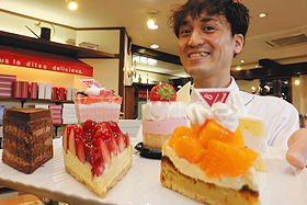 ミカンを使ったケーキなどを紹介する矢野智規さん＝いずれも松山市で