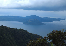 タール湖に浮かぶタール火山（中央）＝フィリピン・カビテ州のタガイタイで