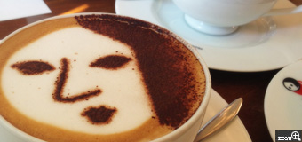 まお／愛知県名古屋市　「ようじやカフェのコーヒー」　前にピントが合うようにした