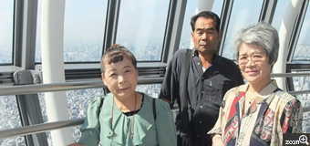 すすの妻／愛知県名古屋市　「初めてのスカイツリー」　スカイツリーの展望デッキ450メートルのところから兄弟3人揃ってハイポーズ！このとき義理の姉は初めての東京でした。ちょっと興奮気味の3人です。