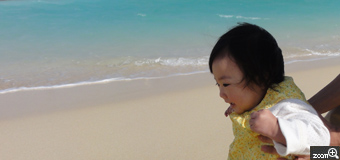 ここちゃんママ／愛知県春日井市　「上手に歩けるかな♪」　きれいな浜辺で歩く練習中。上手に歩けるようになるといいね。