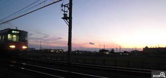 ごろんごろん／愛知県名古屋市　「夕日と名鉄」　夕日の帰り道、電車が通ったらすごくかっこよかったので、あわてて撮影しました。電車の早い感じが出ました。
