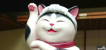 笛吹き／愛知県豊橋市　「あらよっと。招き猫だにゃん。」　おかげ横丁のご陽気な招き猫、なんか元気くれますよね。