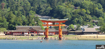 たかっち／愛知県名古屋市　「海に浮かぶ鳥居」　青い空と海、緑の山々、そして朱塗りの鳥居のコントラスト。宮島が日本三景に数えられるのも納得の、美しい景色でした。