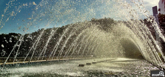 笛ぴー／愛知県豊橋市　「水しぶきを浴びたい。」　白河公園のこの噴水はいろんな姿を見せてくれる。けど、一番、水しぶきが飛んだ瞬間を狙いました。