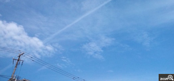４ちゃん／石川県金沢市　「～飛行機雲～」　仕事帰りに空を見上げると綺麗な飛行機雲が見えたので思わず撮影しました♪空の青と雲の白さの対照的な色合いで夏の空を感じていただけたら。。。と思います！!(^^)!