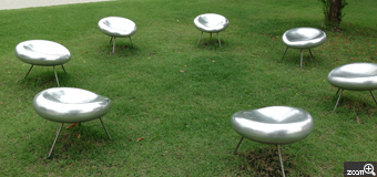 ゴムまり／愛知県豊橋市　「椅子取りゲームをしてるかのような椅子たち」　