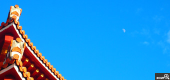 るな／三重県四日市市　「真昼の月」　お昼に見える月って綺麗ですよね。雲ひとつない真っ青な空と赤瓦の対比が素敵でした。