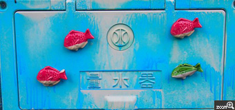 るな／三重県四日市市　「スーイスイ」　量水器を青く塗って魚たちを泳がせるなんて素敵。この手塗り感が好きです。