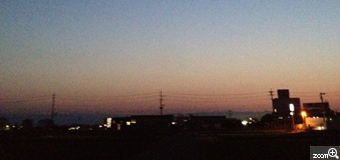 ドラム／愛知県名古屋市　「宵の明星と月」　良く晴れた日の西の空。建物が低い田舎に住んでいるので夕日がきれいに見られます。