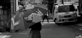 タンザナイト／和歌山県和歌山市　「雨、雨ふれふれ」　晴れた日に大きすぎる傘をさした、楽しそうな女の子。その可愛らしい様子に思わずシャッターを切りました。後ろ姿からもそのウキウキした雰囲気が伝わればと思います。