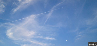 ノンタン／愛知県名古屋市　「月と飛行機雲と」　空を見上げると、まるで月を超えていくような飛行機雲が。とても不思議な瞬間でした。