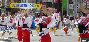 いっちゃん／北海道札幌市　「お祭り」　街に出たら、お祭りをしていました。私も、踊りの輪に入りたくなりました。