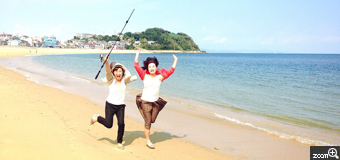 ちゃちゃ／愛知県豊田市　「9月の篠島だぁーい！！」　飛び跳ねたところを撮ってもらいました！篠島の美しい海と白浜が綺麗でしたよ！