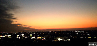 ちゃちゃ／愛知県豊田市　「秋の夕陽に～」　とにかく赤く染まった空が際立つように街の明かりを避けて撮影しました。春日井市です。