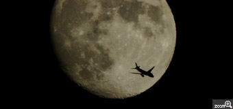 とっとちゃん／愛知県名古屋市　「十三夜」　10月6日のお月見、秋の夜空　月に飛行機が飛んでいきました。月の写真は絞り値、シャッター速度で色が変わり設定が難しいです、設定中に月の前に飛行機が現れ、ピントを飛行機に合わせてここだという瞬間が撮れたのがよかったです。