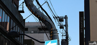 一ちゃん／北海道札幌市　「電信柱が・・・・」　この道路の電柱が全部曲がっているのですよ。狭い道路でのアイデアですね。初めて見たので、思わず撮りました。