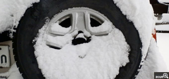 ＭＩＤＯＲＩ／滋賀県愛荘町　「2月のサンタさん」　2月1日に降った雪が車にこんな形を作りました