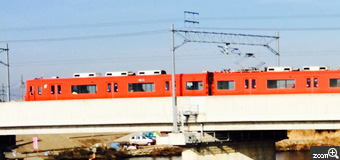みちまん／愛知県名古屋市　「赤い電車 どっちが早い？」　ウォーキングの途中、橋を渡る電車に出会い、嬉しくなりいそいで撮りました。大好きな電車をカッコ良く撮りたいと思いました。橋を渡る電車と川に映る電車2両が綺麗に撮りたいと思い、川で狙いました。