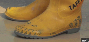 ピンクのくま／愛知県安城市　「水族館のスタッフさんの遊び心」　竹島水族館のオタリアショーにて。オタリアショーも楽しかったけど、ショーを担当していたお兄さんの長靴もよく見ると楽しい絵が描かれていました。