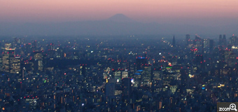 カナメバーバ／三重県伊勢市　「富士山遠望」　東京スカイツリーからの富士山です！初めての天望回廊、晴天に恵まれラッキーでした！街の明かりと夕焼けと富士山と欲張ってみました。もう少しネオンが欲しかったけれど、富士山がきれいに見えるギリギリで折り合い付けました。