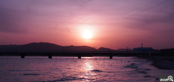 にゃんこ／愛知県名古屋市　「蒲郡　夕景。」　竹島に夕陽を撮りに行ってきました。海岸線で夕陽を撮りたいなと電車でいつもより少し遠出をしてきました。黄砂の影響ですっきりしない空色でしたが、ＷＢを蛍光灯にして雰囲気を変えてみました。
